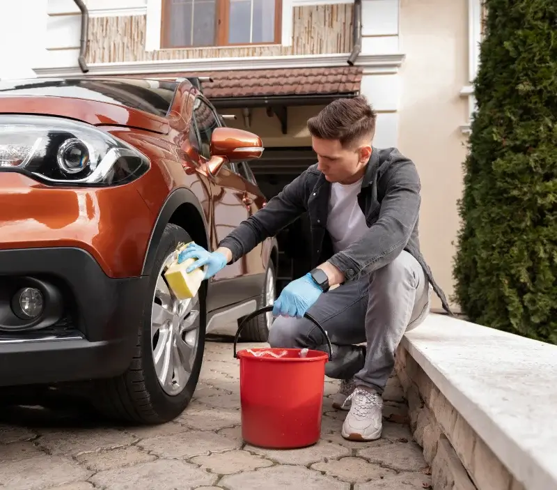 Lavage auto à domicile Le Renouard : professionnel intervenant sur un véhicule